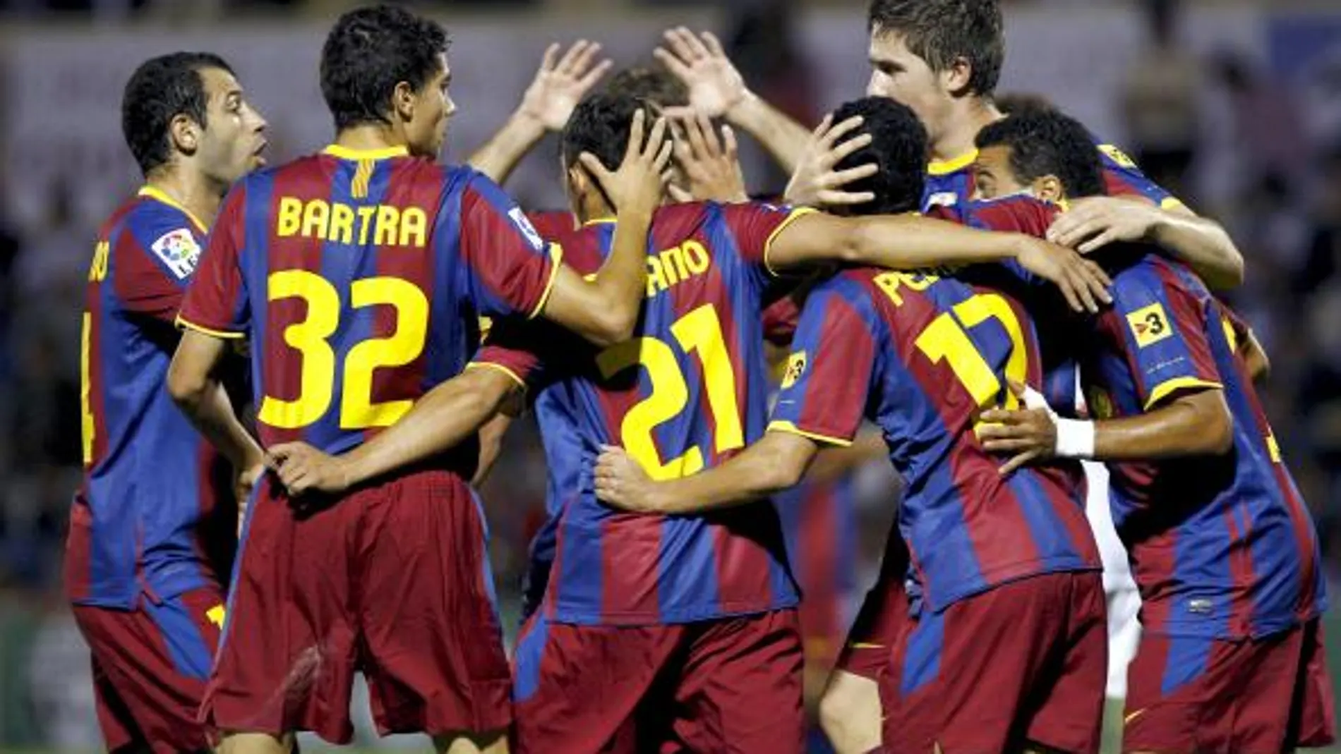 Los jugadores del F. C. Barcelona celebran el segundo gol del equipo blaugrana, durante el encuentro correspondiente a la ida de los dieciseisavos de final de la copa del rey, que les enfrenta esta noche al Ceuta