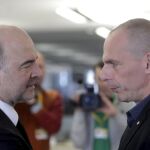 El ministro griego de Finanzas. Yanis Varoufakis (dcha.) junto al comisario europeo de Asuntos Económicos y Financieros, Pierre Moscovici, en Riga