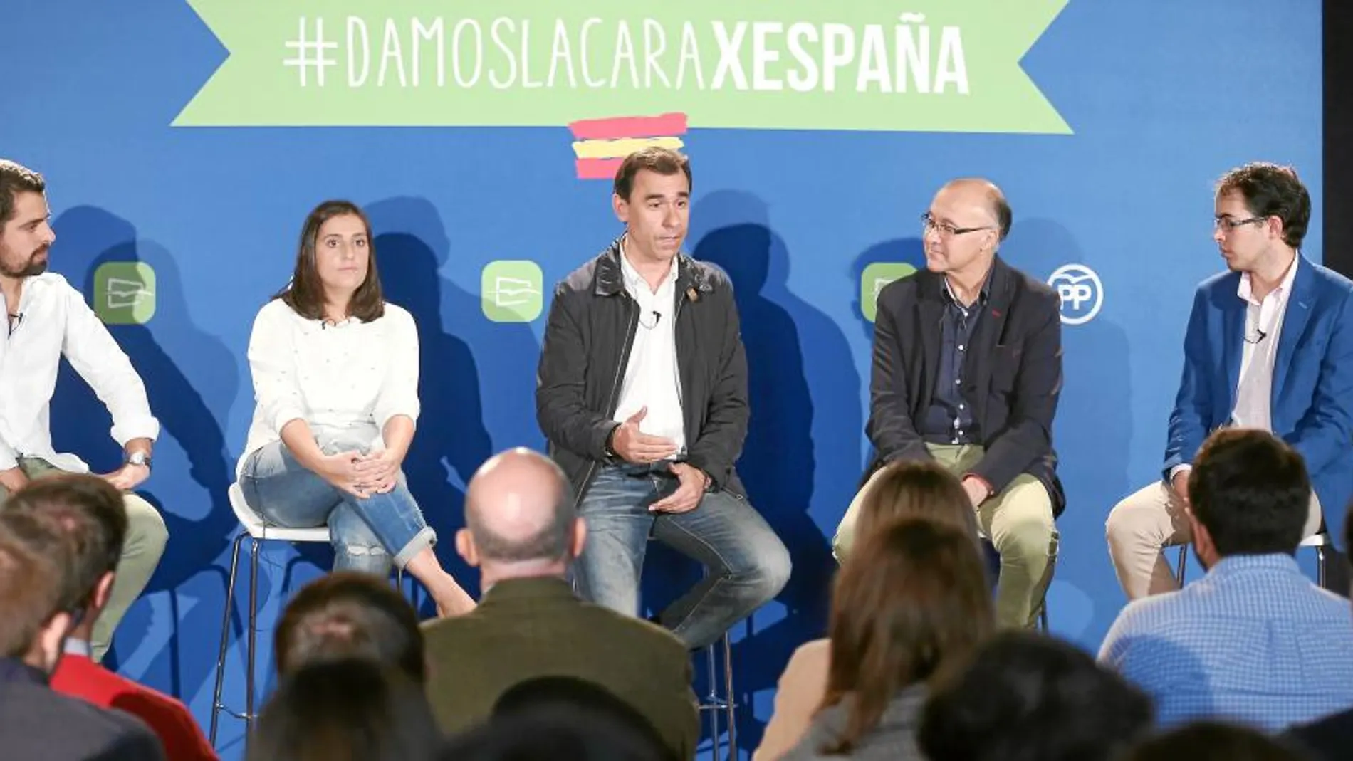 Martínez Maíllo interviene en la escuela de formación de NNGG celebrada este fin de semana en Íscar, bajo la atenta mirada de Beatriz jurado, Eduardo Carazo, Jorge Llorente y Ramiro Ruiz Medrano