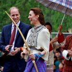 El príncipe Guillermo de Inglaterra (i) y su esposa, la duquesa Catalina de Cambridge (d), durante una demostración de tiro con arco en Thimpu, Bután