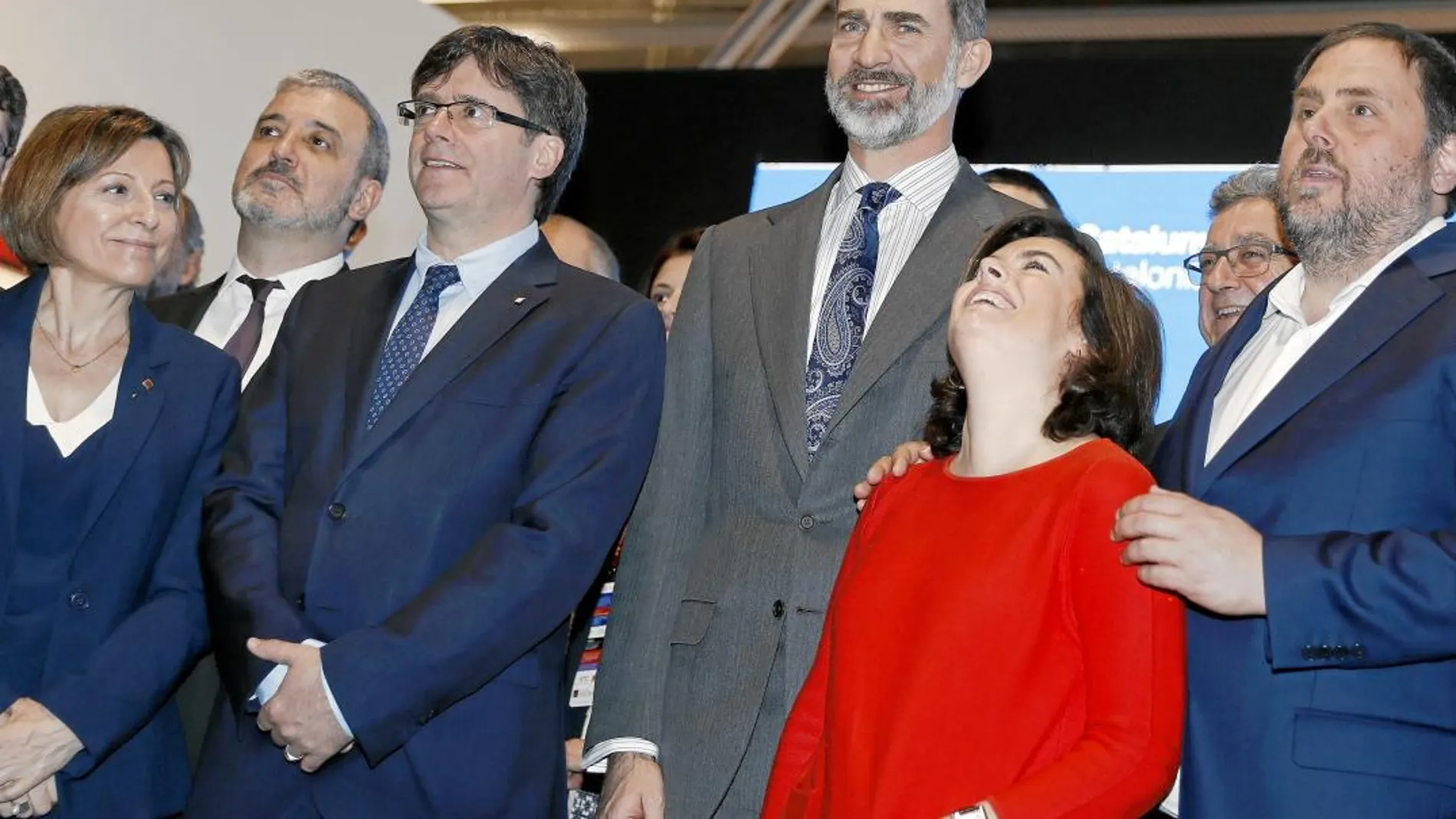 En 2017, Sáenz de Santamaría, Puigdemont, Forcadell y Junqueras acompañaron al Rey