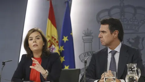 Soraya Sáenz de Santamaria y José Manuel Soria durante la rueda de prensa posterior al Consejo de Ministros