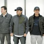 Víctor Segovia, Pablo Rojas, Esteban Rojas y Ariel Ticona posaron con el embajador chileno en España, Sergio Romero, ayer, en el aeropuerto