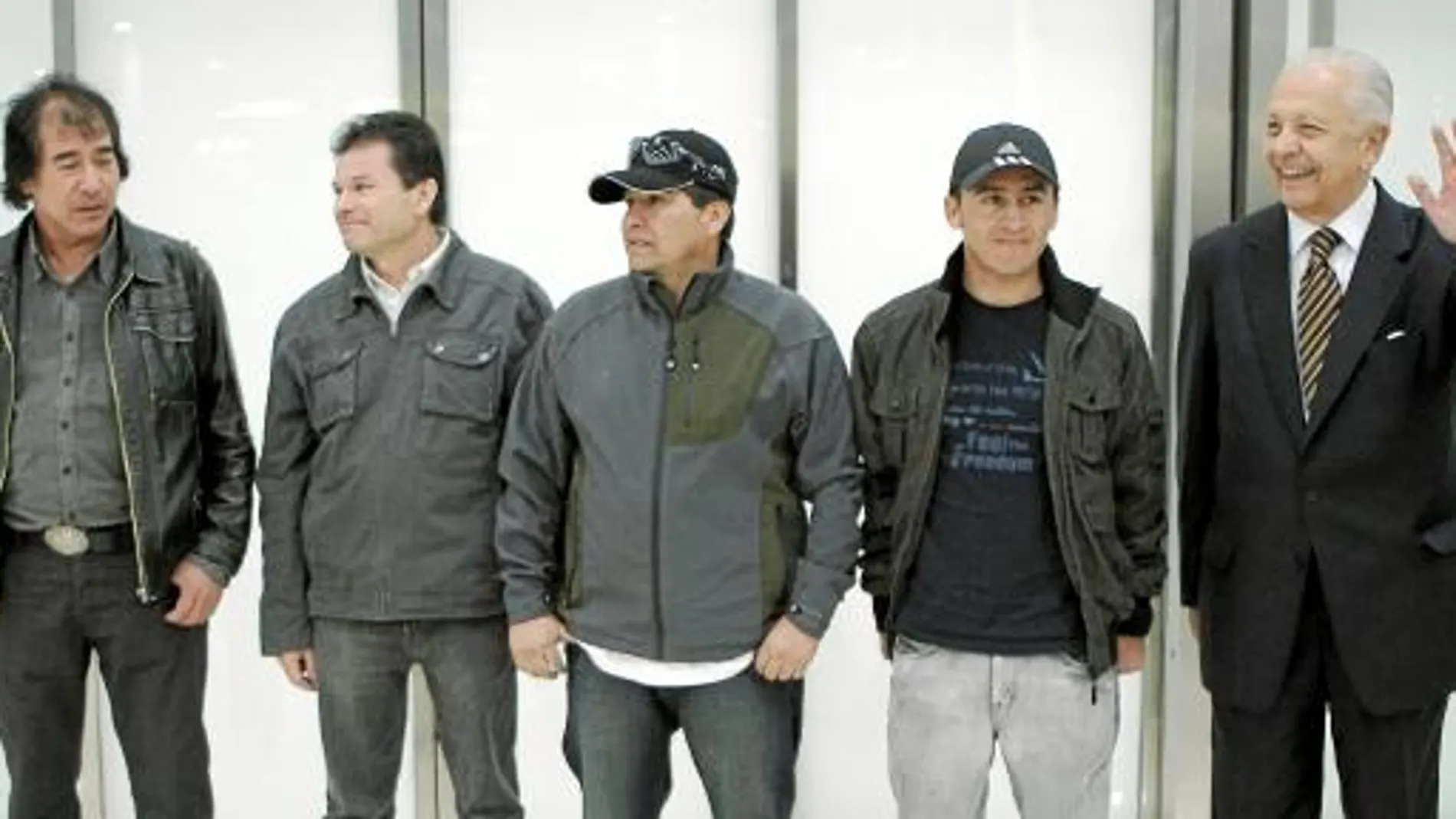 Víctor Segovia, Pablo Rojas, Esteban Rojas y Ariel Ticona posaron con el embajador chileno en España, Sergio Romero, ayer, en el aeropuerto