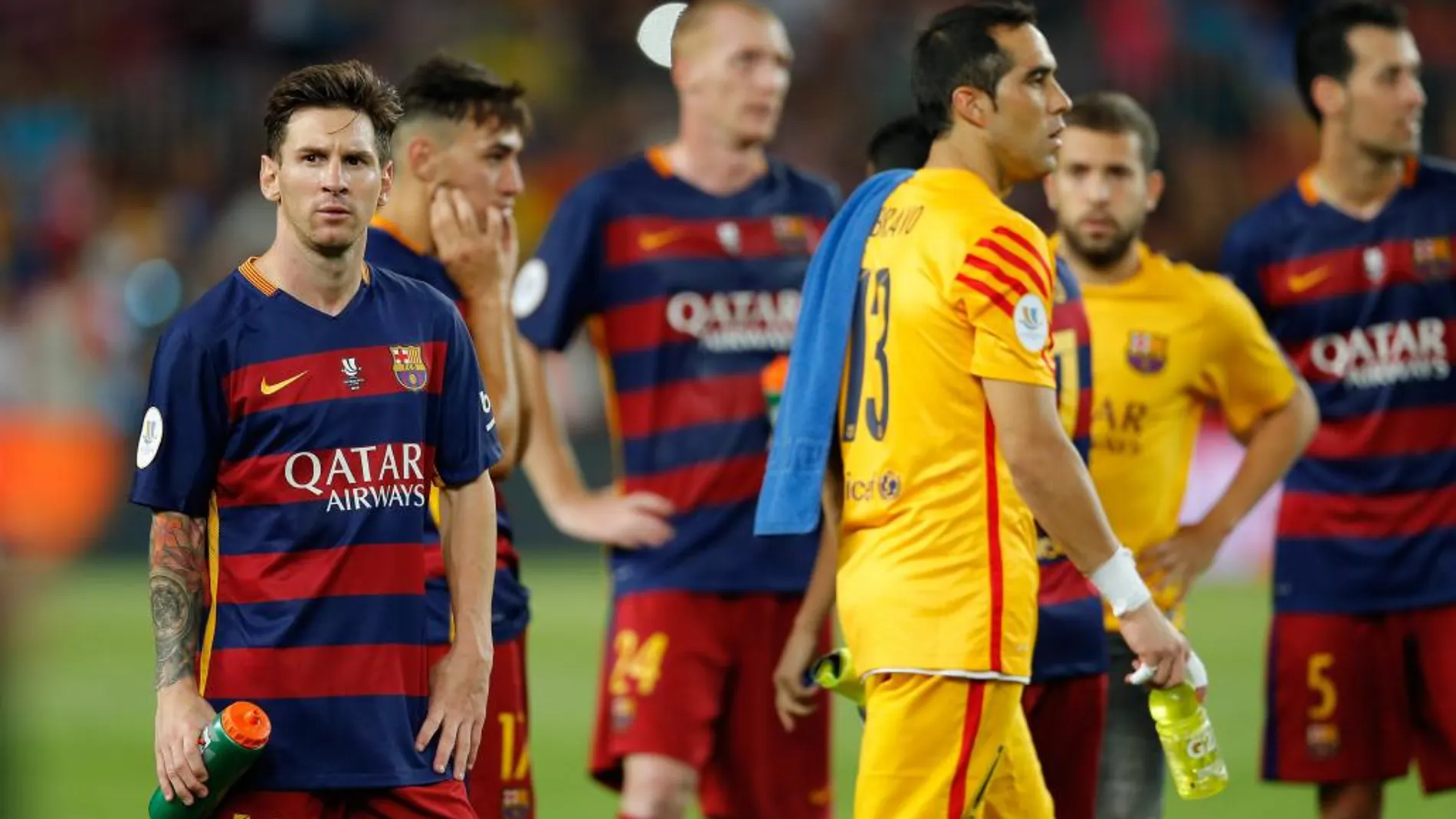 Los jugadores del FC Barcelona tras el partido de vuelta de la final de la Supercopa