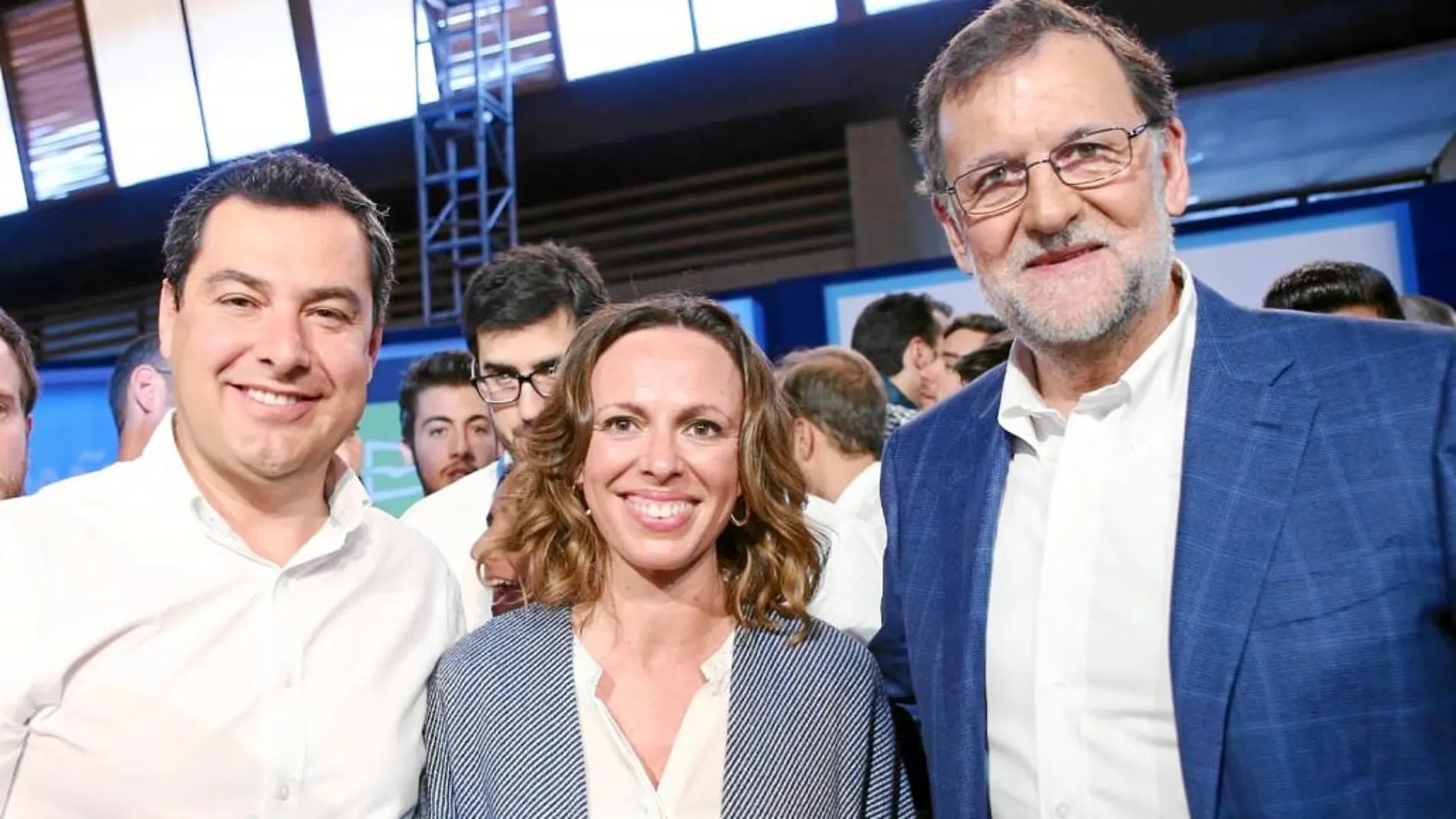 El presidente del PP, Mariano Rajoy, y el del PP-A, Juanma Moreno, con la candidata de Granada, Rocío Díaz