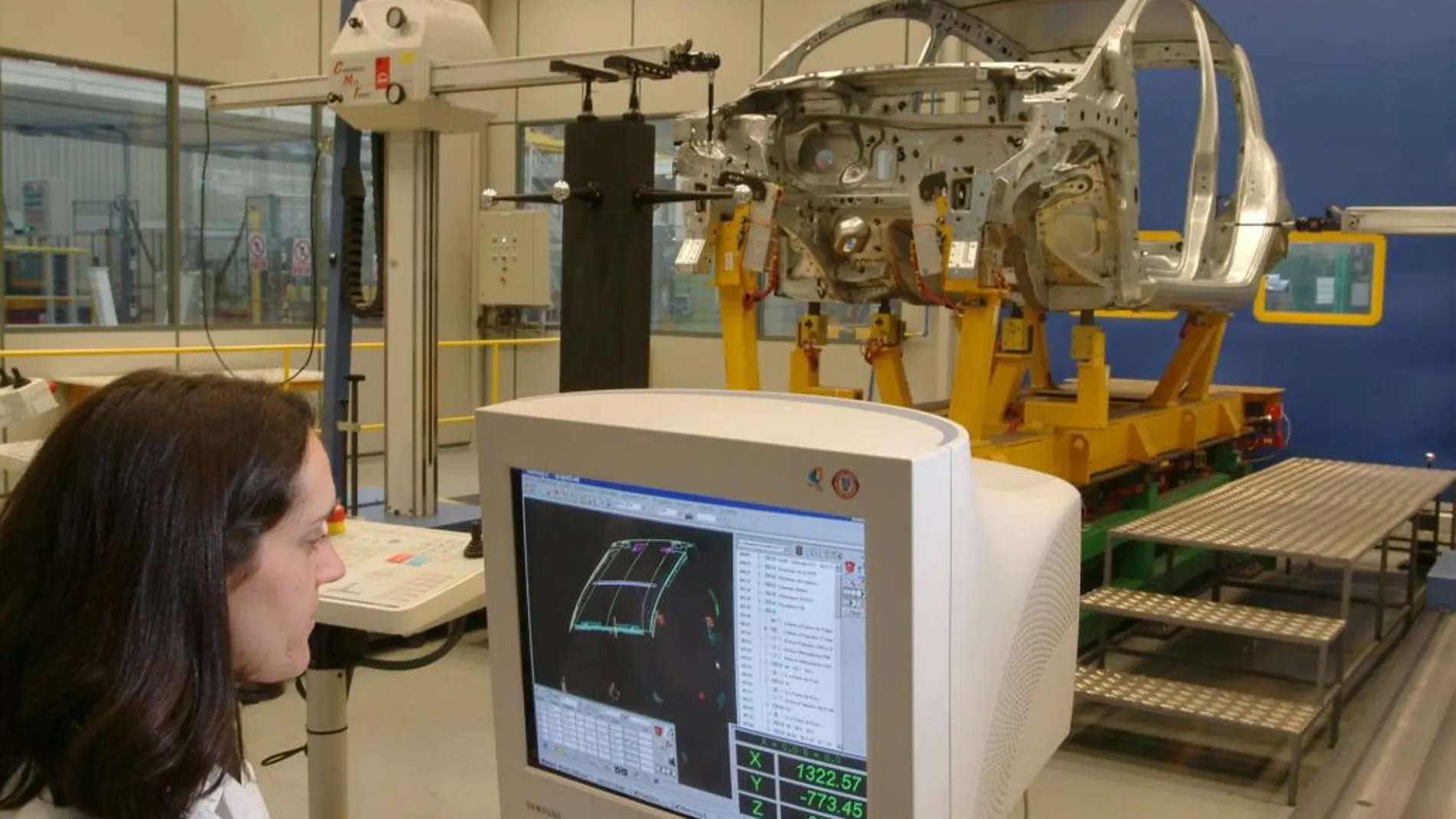 Una trabajadora de la planta de Renault en Valladolid controla el proceso de fabricación de un modelo de la compañía