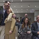 Juanma Moreno abraza a Teresa, madre de Alberto Jiménez Becerrill, en presencia de Teresa, la hermana de Alberto Jiménez, y Javier Arenas