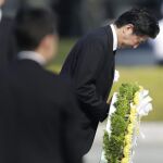 El primer ministro japonés, Shinzo Abe, ofrece una corona de flores durante la ceremonia de conmemoración por el aniversario 70 de la bomba nuclear en Hiroshima
