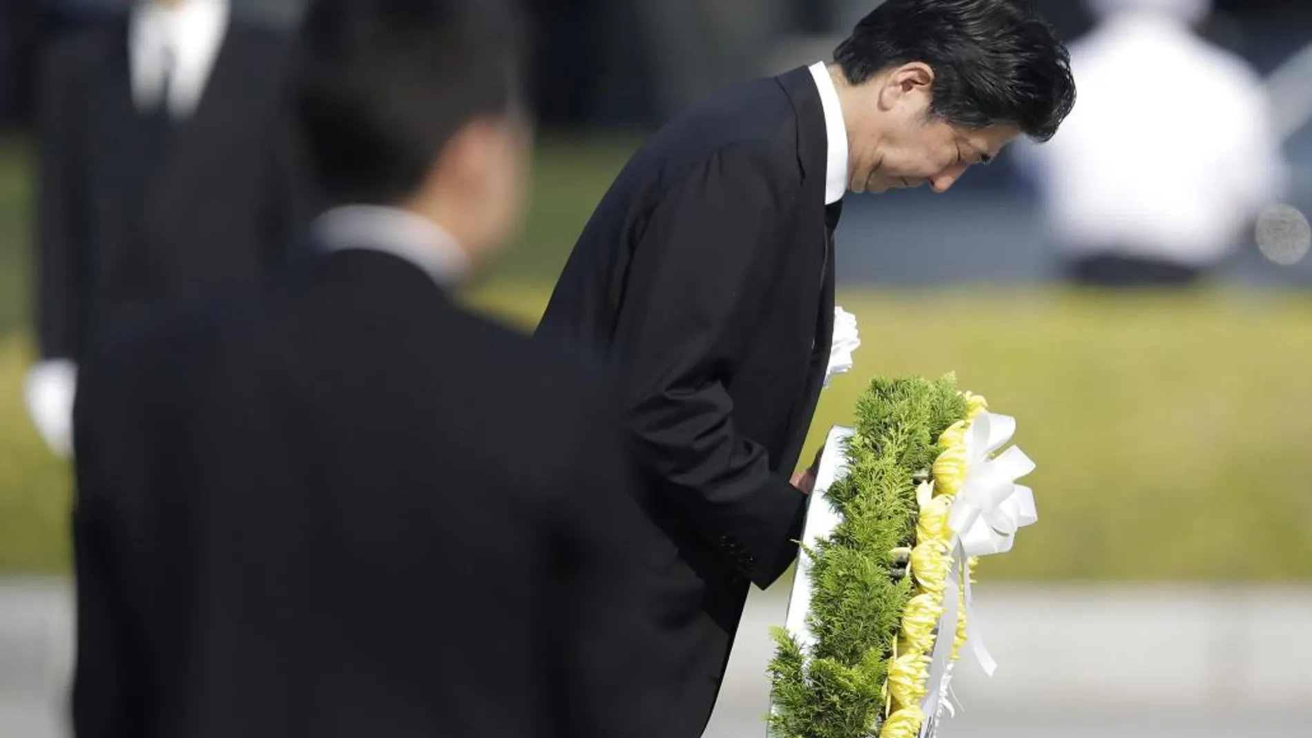 El primer ministro japonés, Shinzo Abe, ofrece una corona de flores durante la ceremonia de conmemoración por el aniversario 70 de la bomba nuclear en Hiroshima