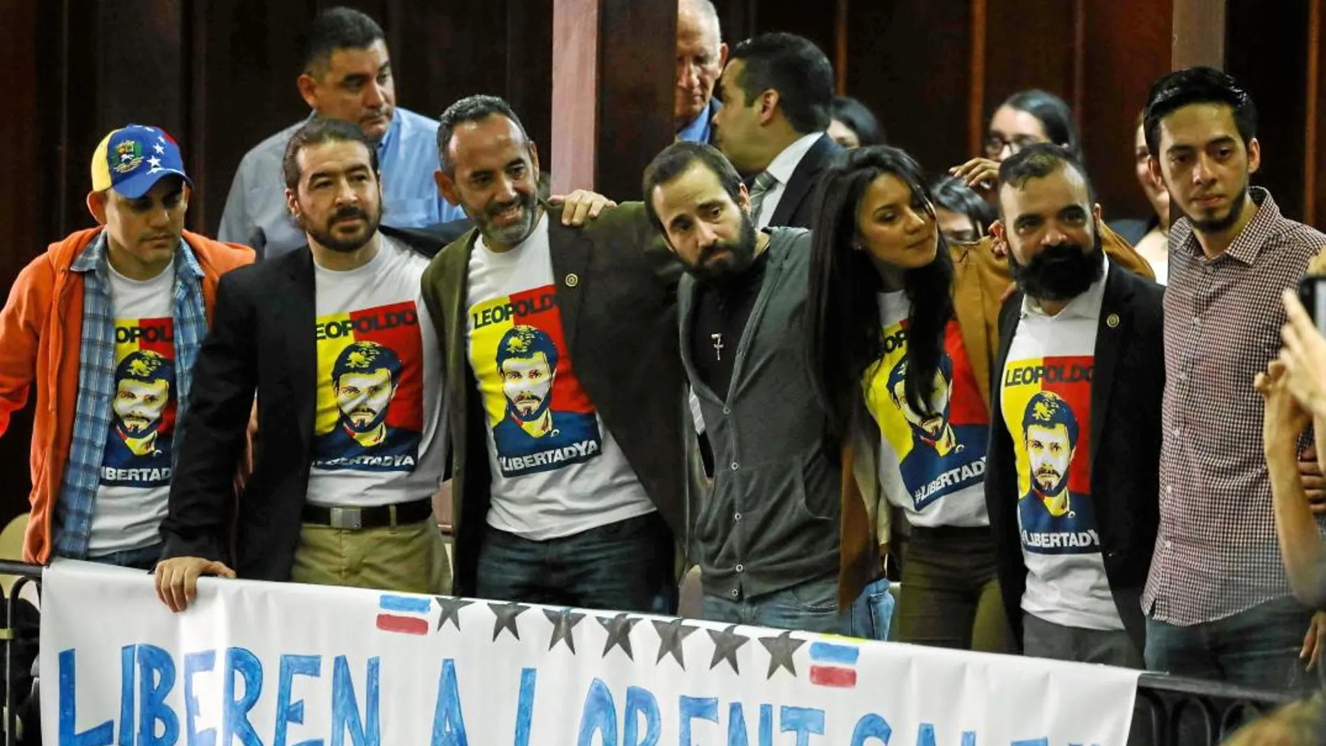 Daniel Ceballos (segundo por la izquierda) junto a otros opositores excarcelados fueron homenajeados ayer en el Parlamento venezolano