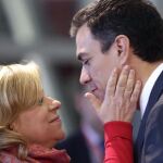 El secretario general del PSOE, Pedro Sánchez, saluda a Elena Valenciano en Madrid en una imagen de archivo. EFE/Angel Díaz