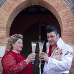 La pareja formada por José Gil e Isabel Domenech, brindan tras la ceremonia en la que han contraido matrimonio en el Castillo de Bil Bil