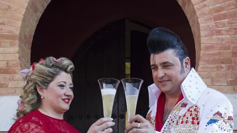 La pareja formada por José Gil e Isabel Domenech, brindan tras la ceremonia en la que han contraido matrimonio en el Castillo de Bil Bil
