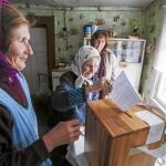 Excepción europea. Una mujer bielorrusa deposita ayer su voto en un colegio electoral de Verhmen, a 50 kilómetro de la capital, Minsk