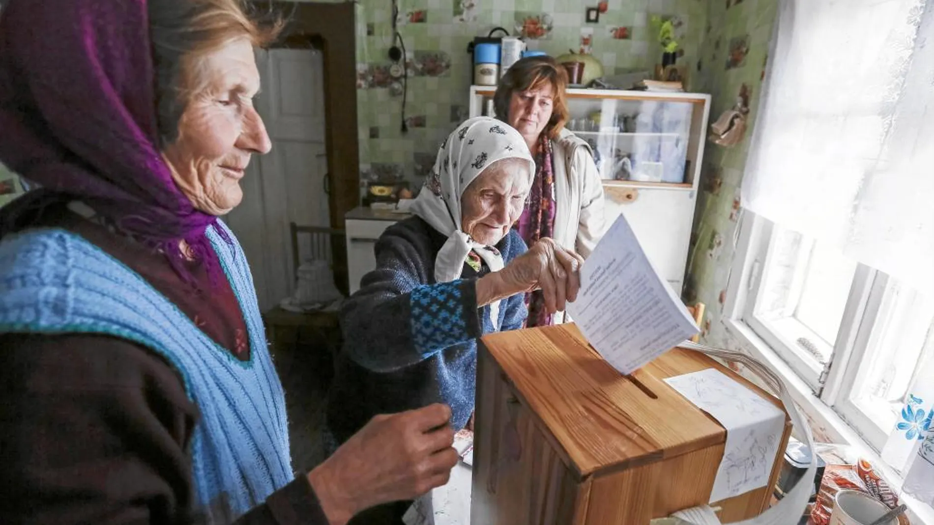 Excepción europea. Una mujer bielorrusa deposita ayer su voto en un colegio electoral de Verhmen, a 50 kilómetro de la capital, Minsk