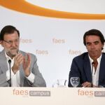 Rajoy y Aznar, durante la clausura del Campus FAES.
