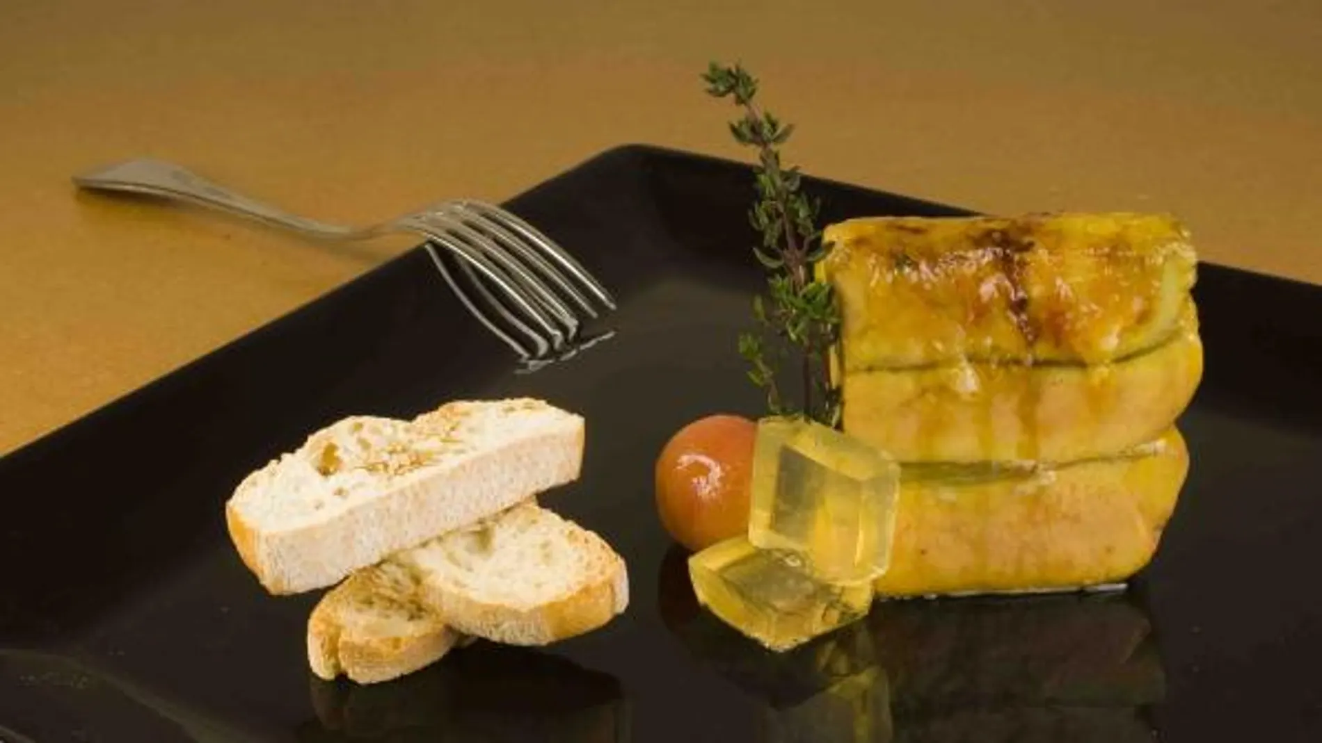 Detalle del Milhojas de micuit con manzana caramelizada, pistachos y gel de moscatel