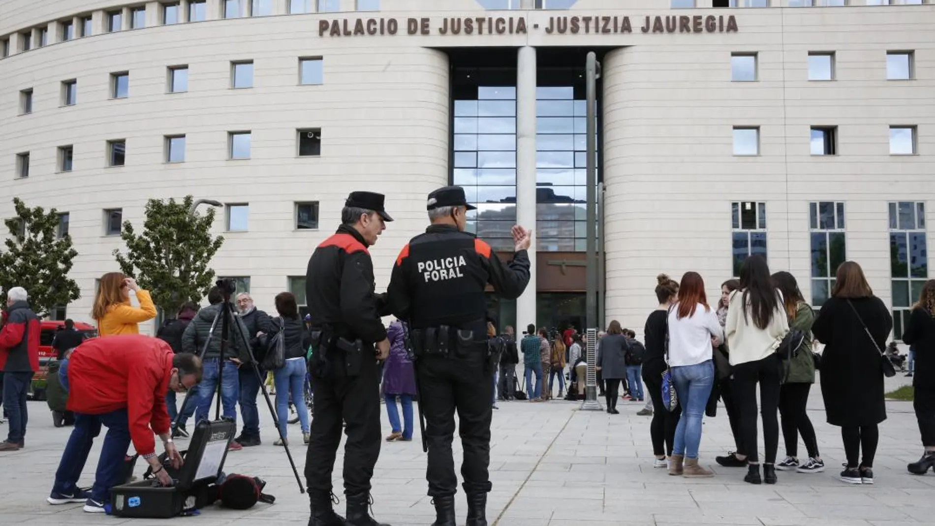 Numerosos medios de comunicación en el exterior del Palacio de Justicia de Navarra