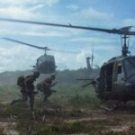 Helicópteros Huey UH-1D extraen tropas estadounidenses del campo de batalla