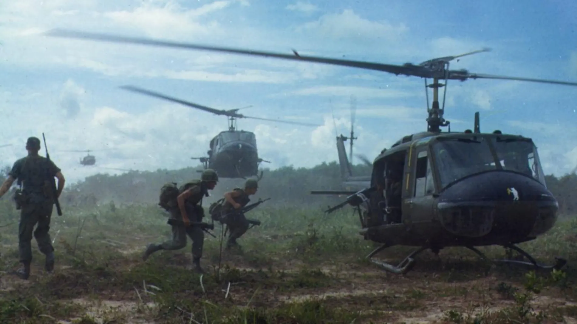 Helicópteros Huey UH-1D extraen tropas estadounidenses del campo de batalla