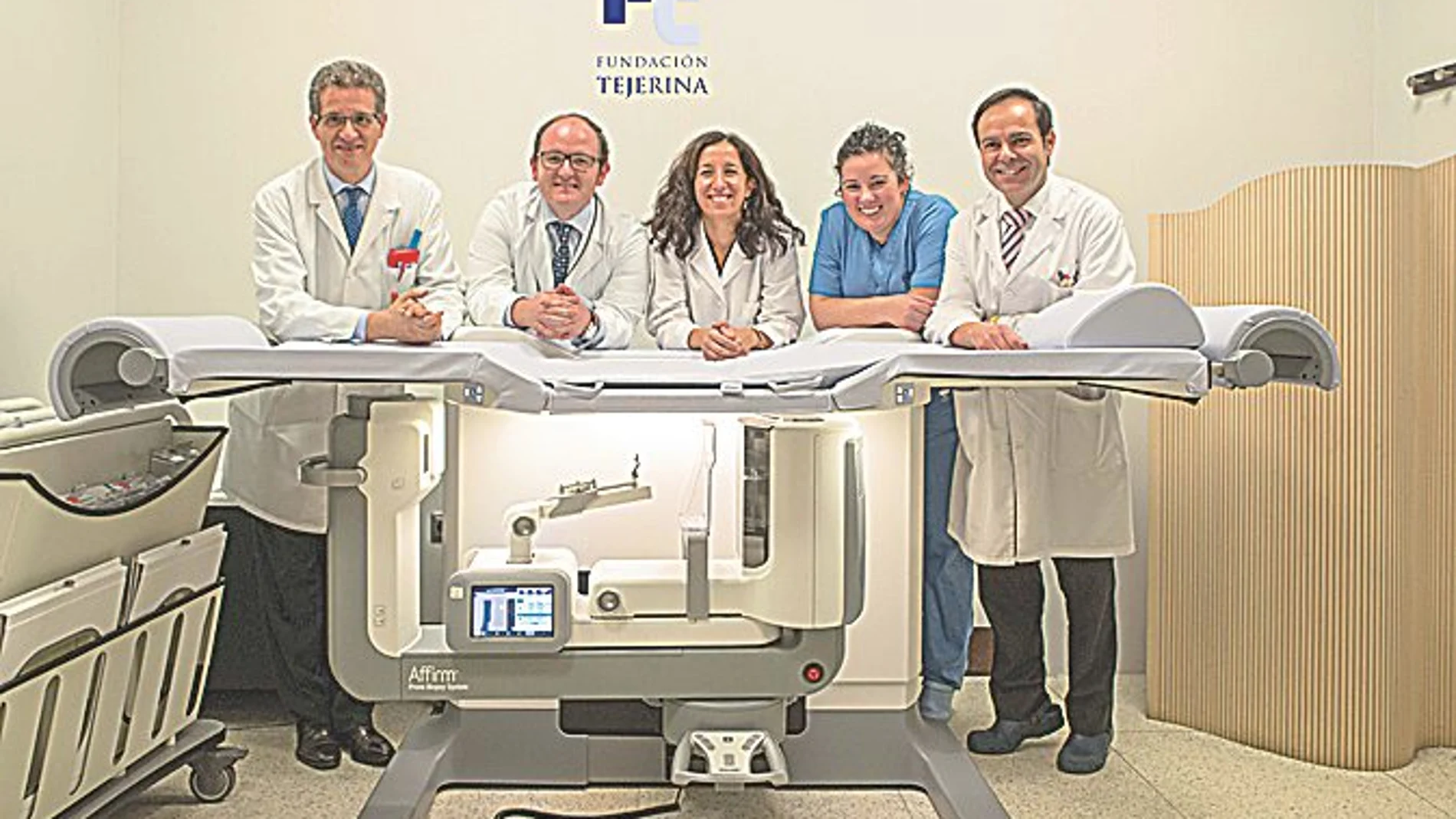 El equipo junto a la nueva mesa