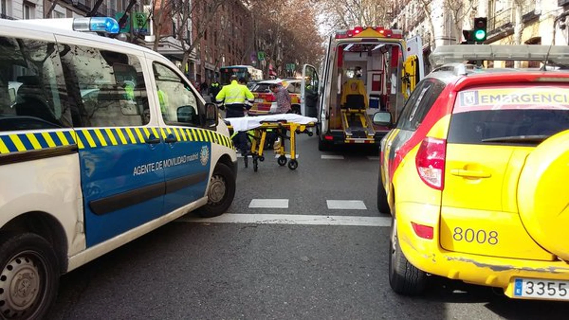 Herido grave un motorista tras colisionar con dos turismos en la calle Atocha