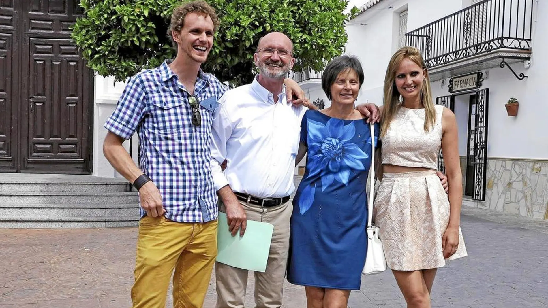Mario Blancke (2º izda), nuevo alcalde de Alcaucín, junto a su familia