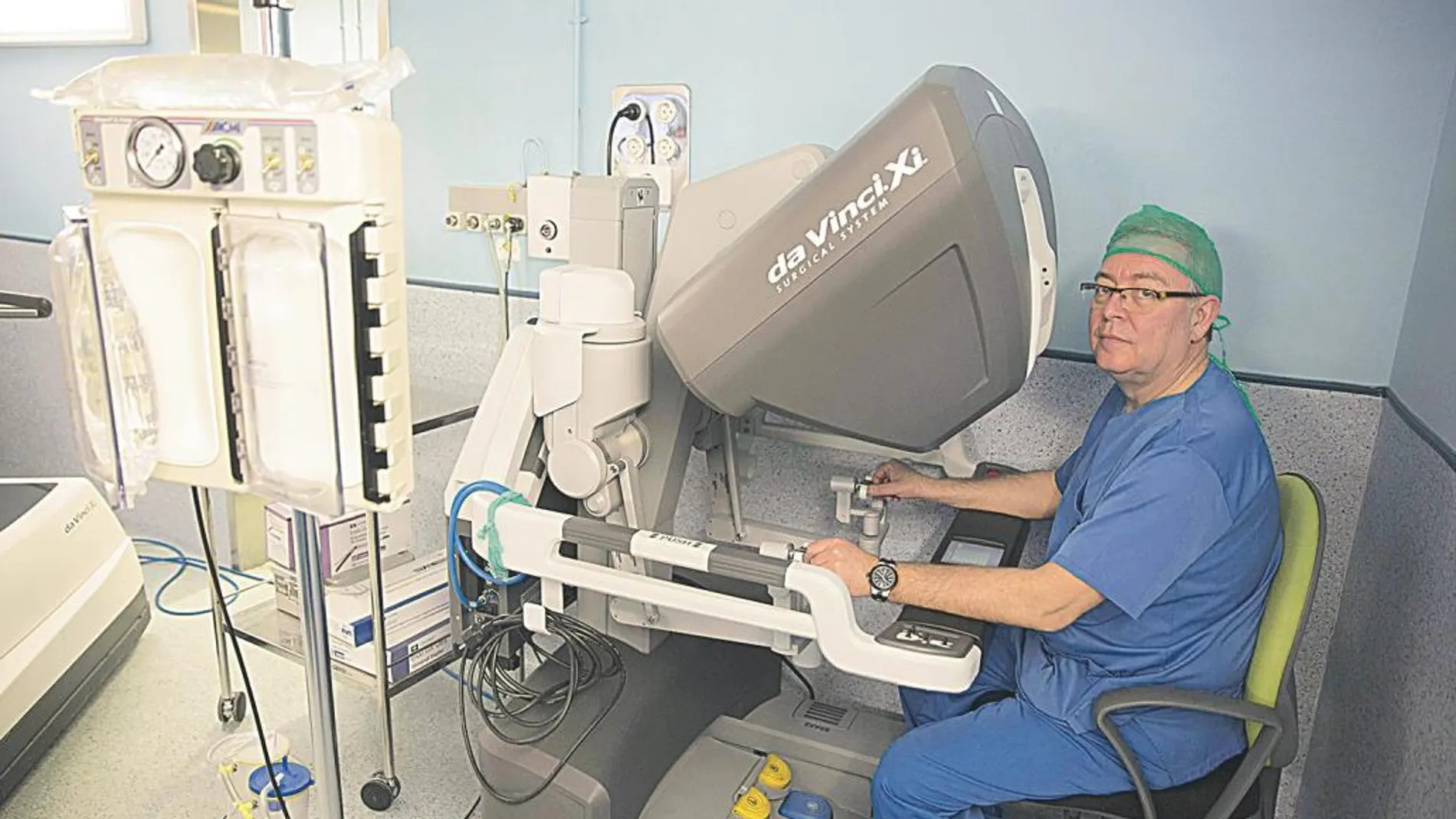 Jesús Moreno Sierra/ Jefe del Servicio de Urología del Hospital Clínico San Carlos de Madrid y presidente de la Sociedad Española de Cirugía Laparoscópica y Robótica