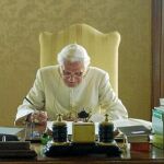 Benedicto XVI, en el despacho de la residencia de verano de los papas