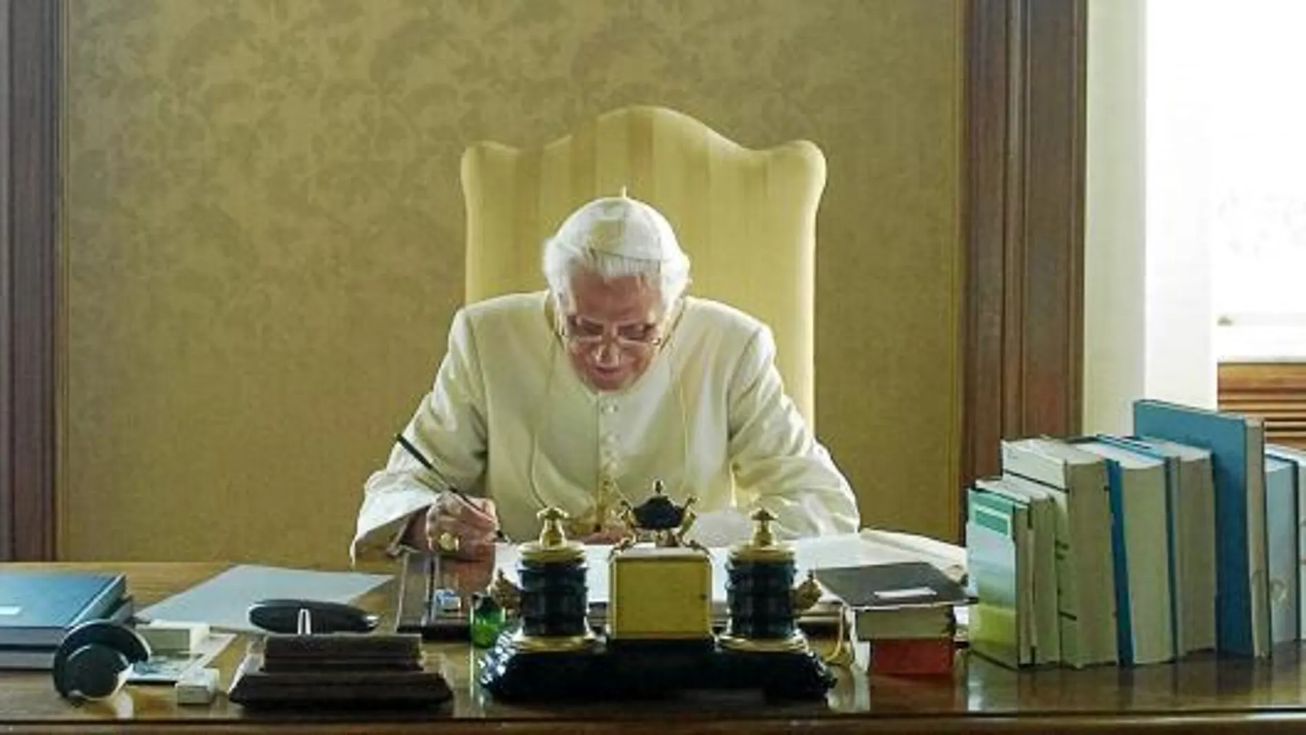 Benedicto XVI, en el despacho de la residencia de verano de los papas