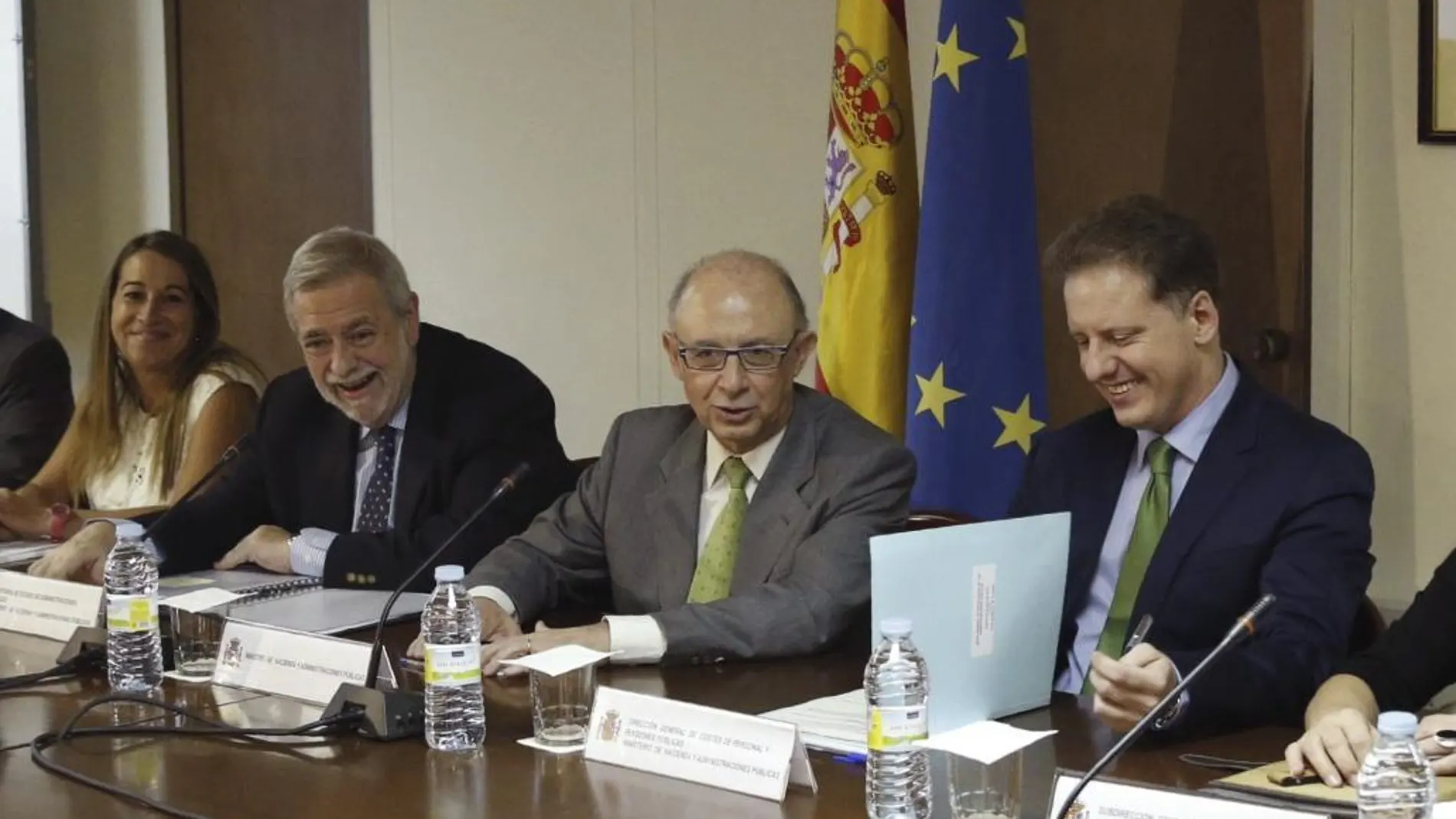 El ministro de Hacienda, Cristóbal Montoro y el secretario de Estado de Administraciones Públicas, Antonio Beteta, durante la reunión de la Mesa de la Administración General del Estado