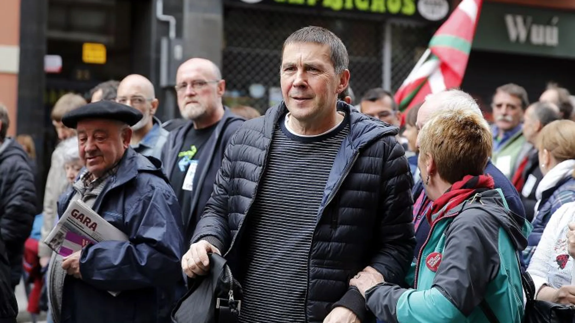 Arnaldo Otegi (c) en la manifestación de expresos y antiguos huidos de ETA del pasado día 17 en Bilbao