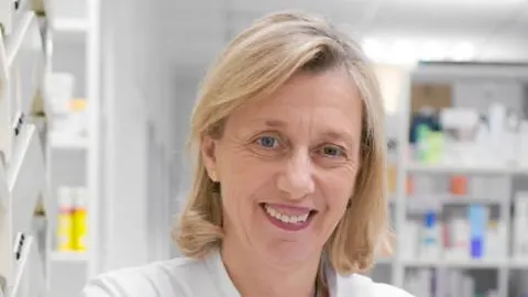 «No creo que las farmacias catalanas puedan aguantar más esta situación»