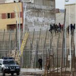 Imagen de archivo de una patrulla de la Guardia Civil patrullando frente a la valla de Melilla