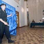 Un par de soldados moldavos ejercen su derecho al voto en un colegio electoral en Chisinau (Moldavia) hoy miércoles 29 de julio durante la celebración de las elecciones parlamentarias en el país.