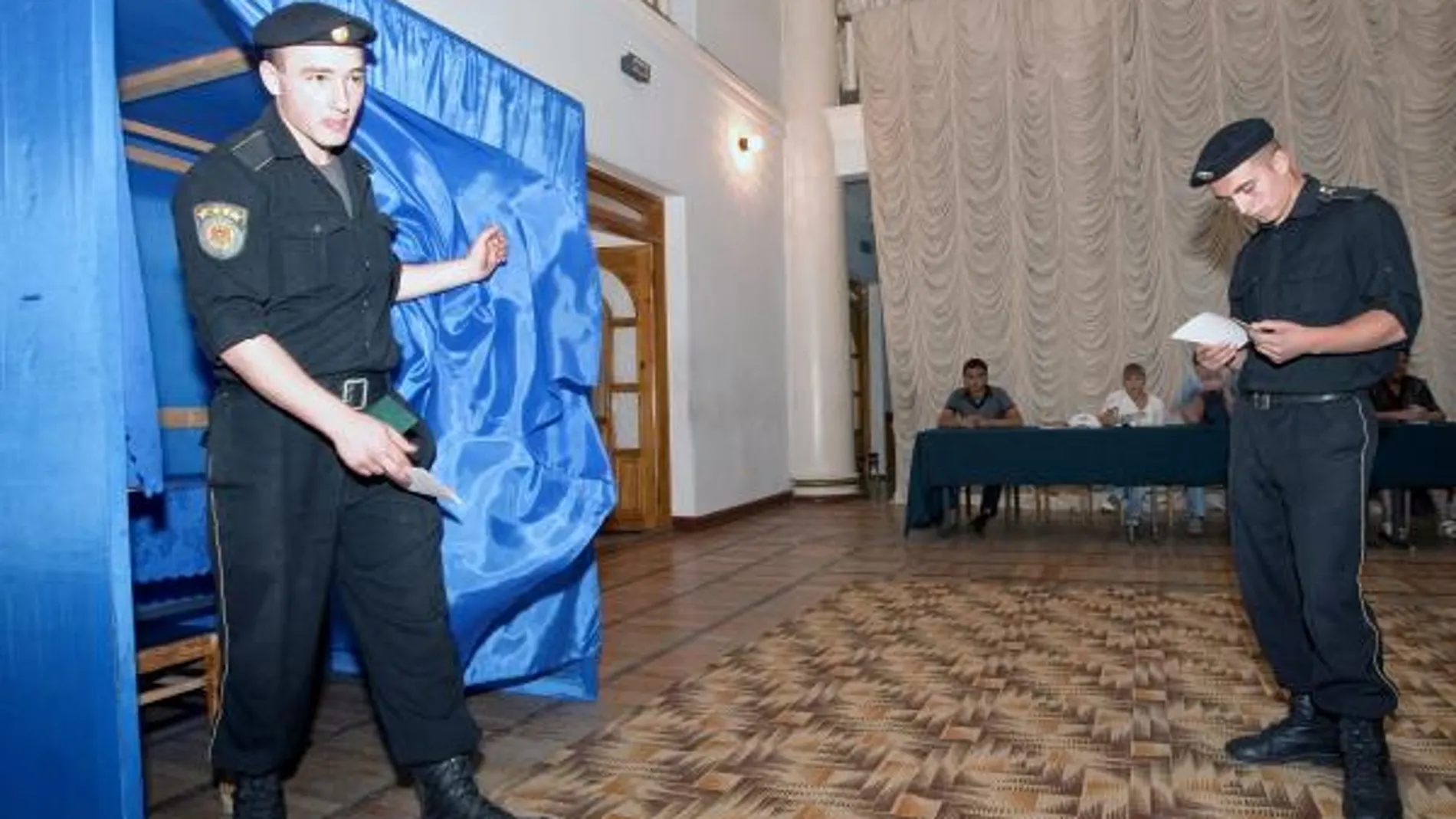 Un par de soldados moldavos ejercen su derecho al voto en un colegio electoral en Chisinau (Moldavia) hoy miércoles 29 de julio durante la celebración de las elecciones parlamentarias en el país.