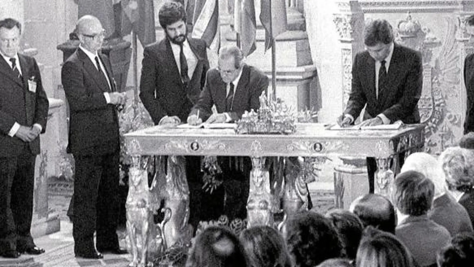 Una firma para la historia. El 12 de junio de 1985 se sellaba en el Palacio Real el Tratado de Adhesión, que se hacía efectivo el 1 de enero de 1986