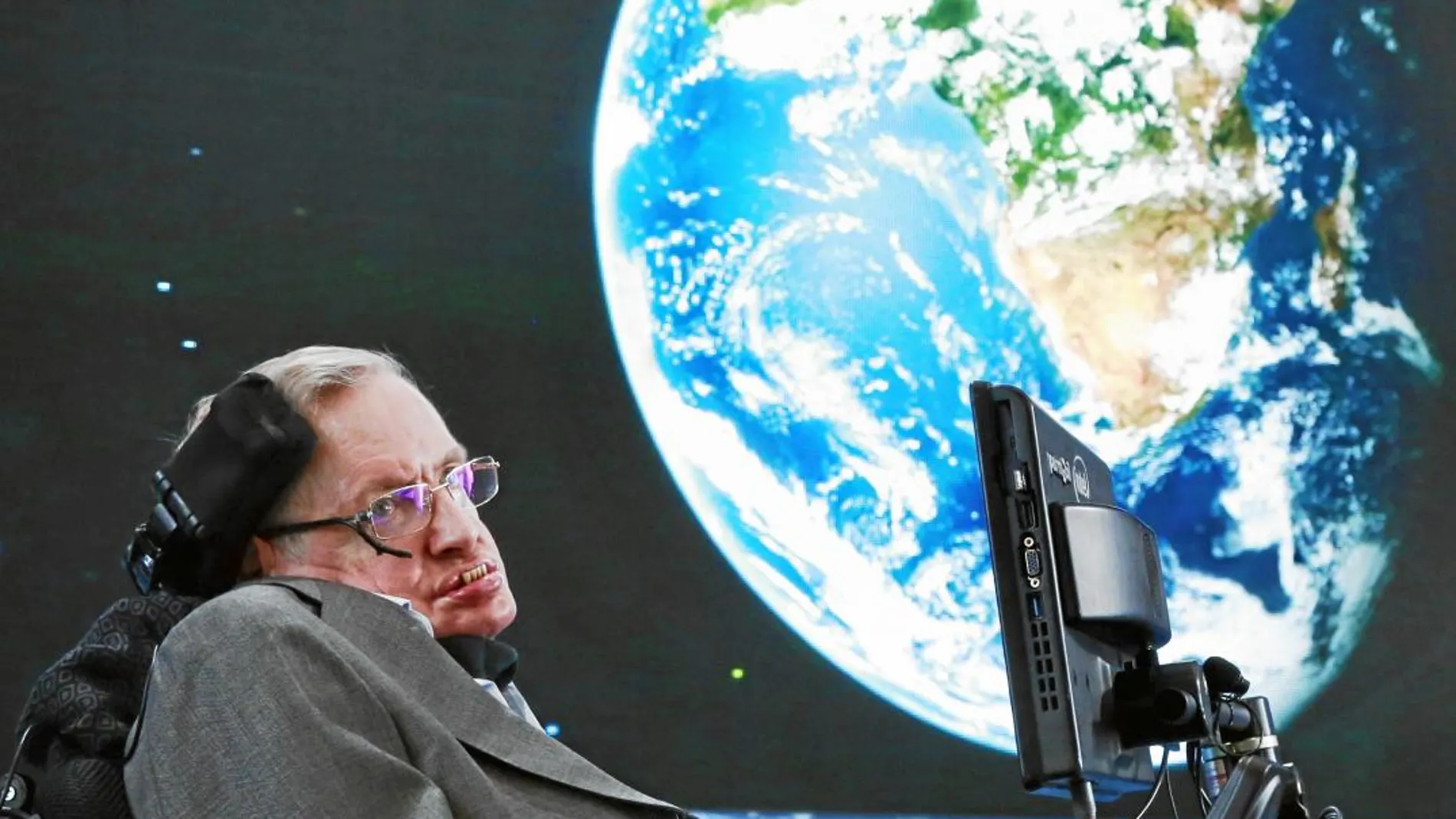 El científico Stephen Hawking en un acto en Nueva York en abril de 2016 / Reuters