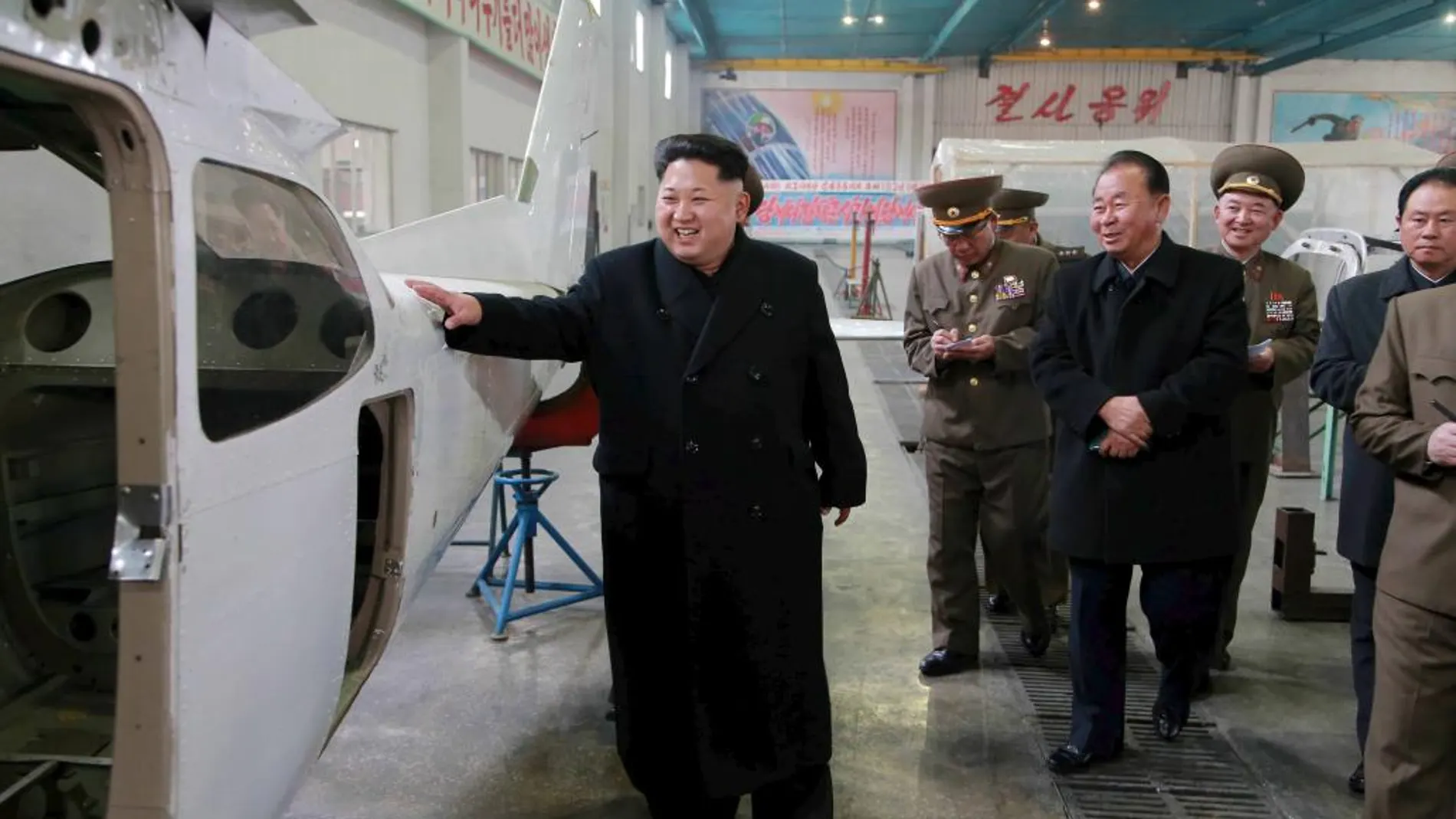El líder de Corea del Norte, Kim Jong Un, ayer durante una vista a un aeródromo