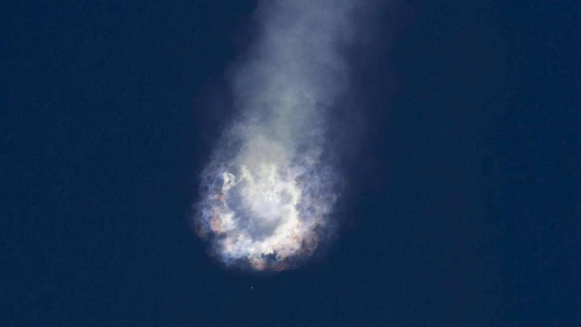El cohete explotó dos minutos después de despegar
