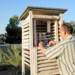 Juan Amela es uno de los 3.000 observadores voluntarios de la Agencia Estatal de Meteorología (Aemet)