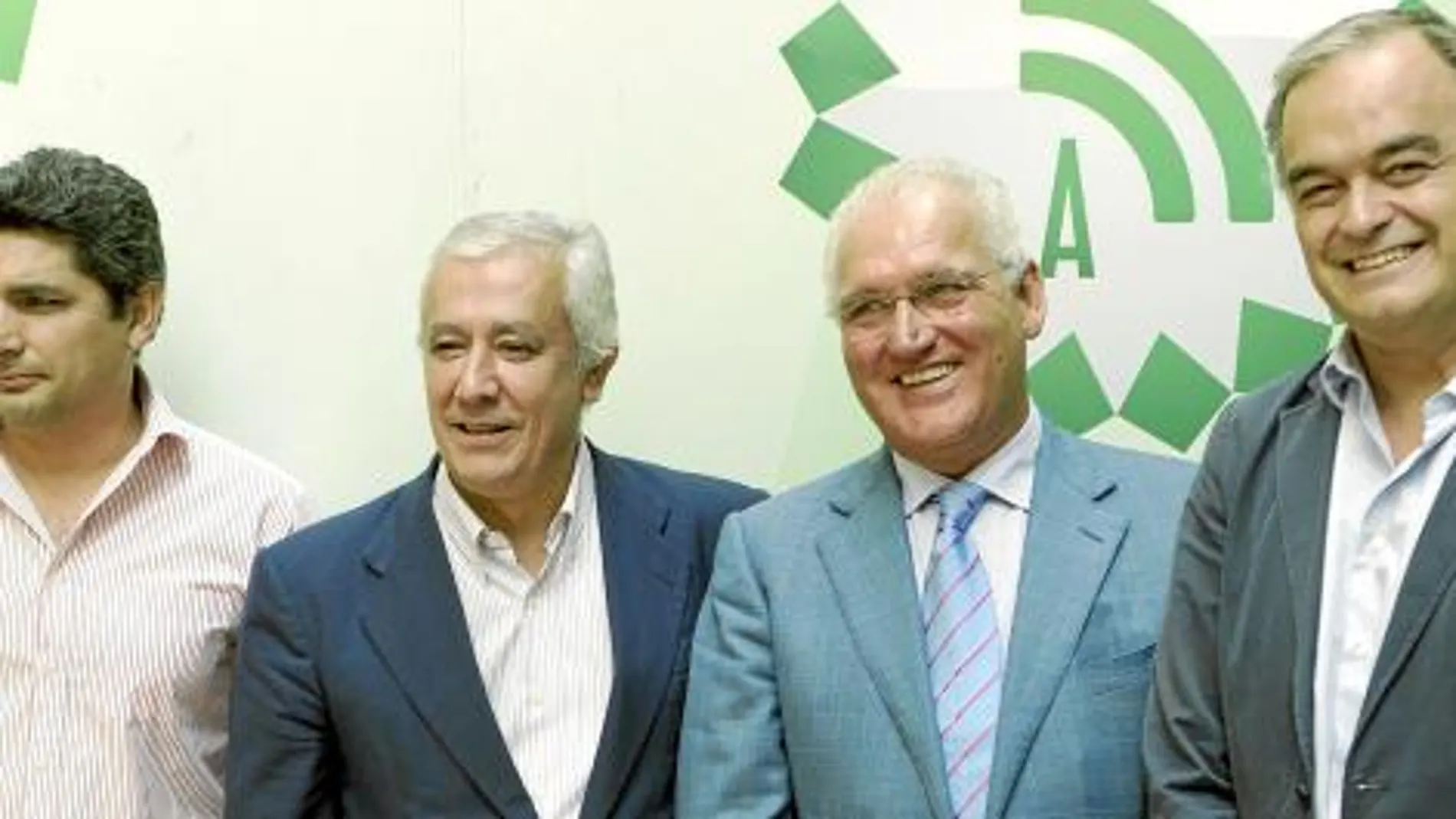Juan José Cortés, Javier Arenas, Eustasio Cobreros y Esteban González Pons, ayer en la sede regional del PP andaluz