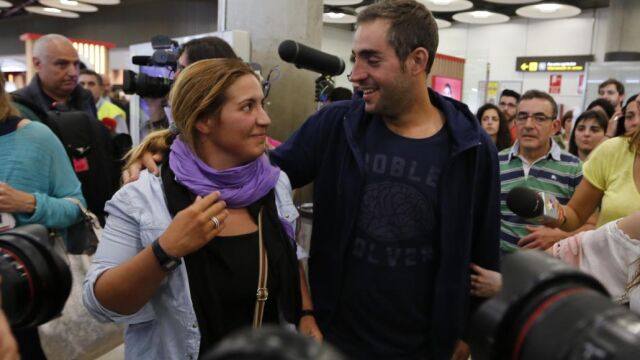 Marta Miguel (c) y David Hernández (detrás), a su llegada a Madrid, junto a familiares y amigos.
