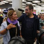 Marta Miguel (c) y David Hernández (detrás), a su llegada a Madrid, junto a familiares y amigos.