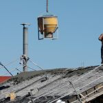 Un operario trabaja en la construcción
