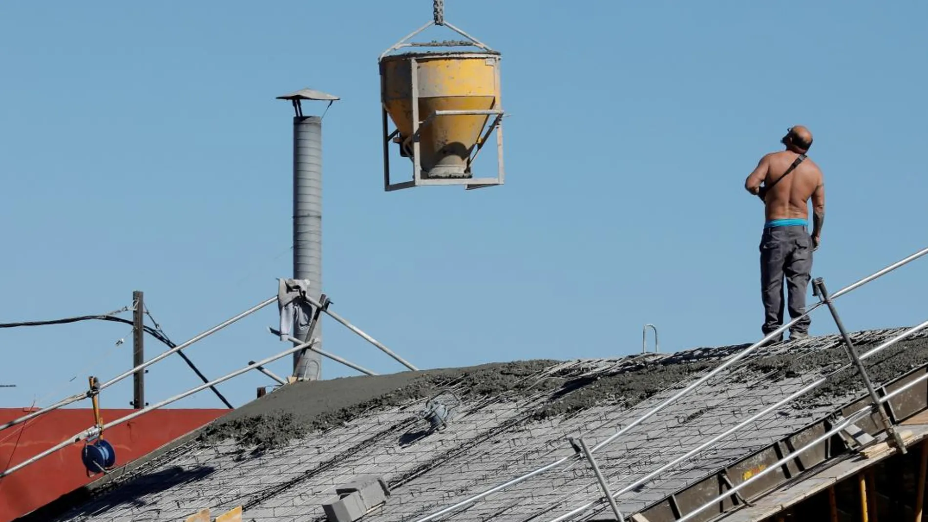 Un operario trabaja en la construcción