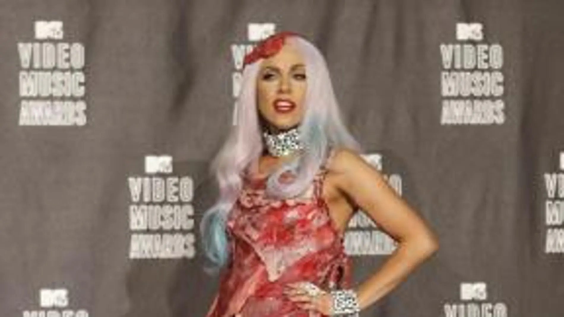 Lady Gaga con su vestido de filetes