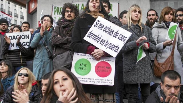 Un centenar de personas secundaron la protesta ante la sede del PP en la calle Génova ante una fuerte presencia policial