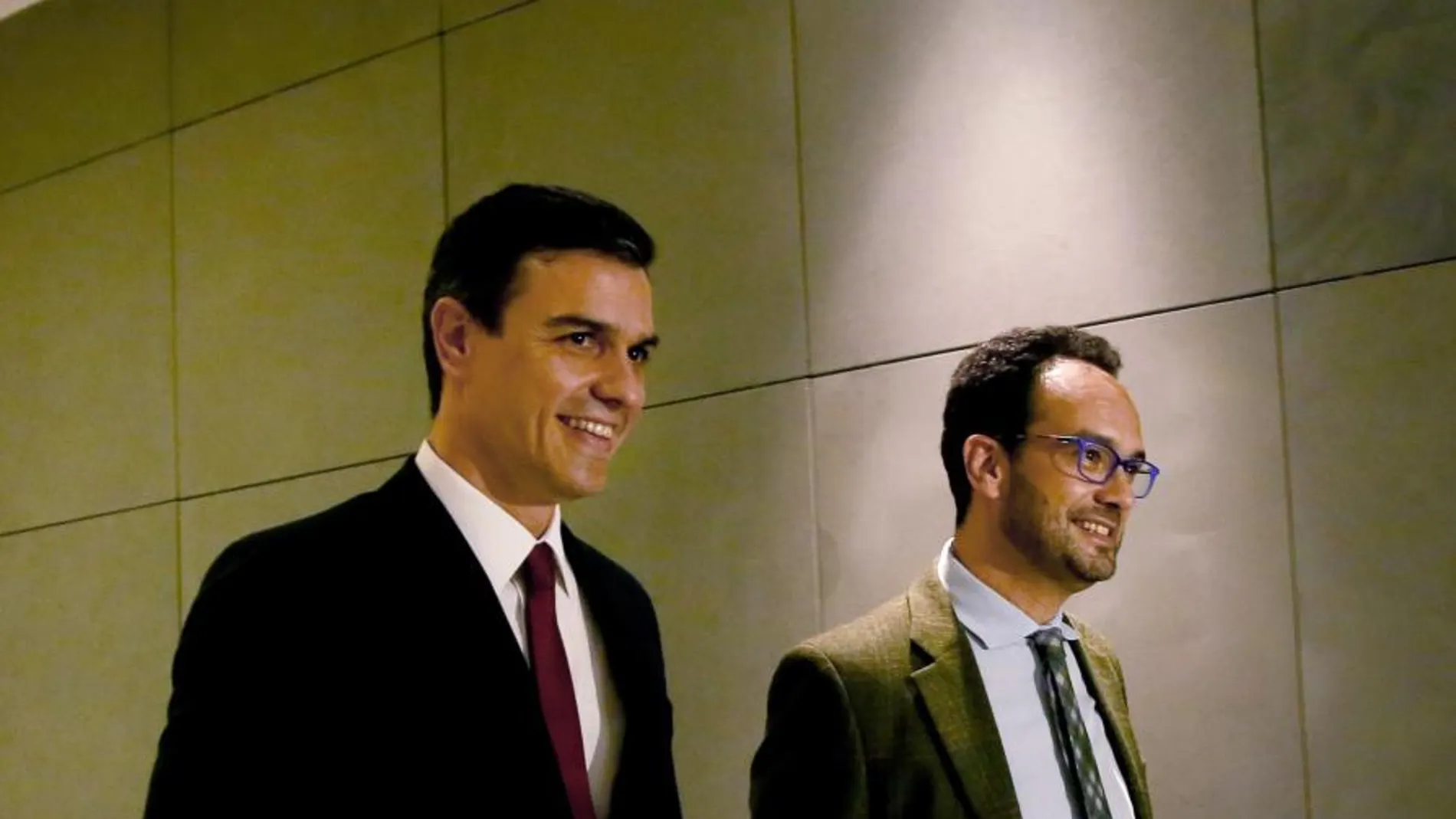 El secretario general del PSOE, Pedro Sánchez (i), acompañado por el portavoz parlamentario, Antonio Hernando (d)